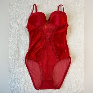 Red daisy fuentes teddy. Size small